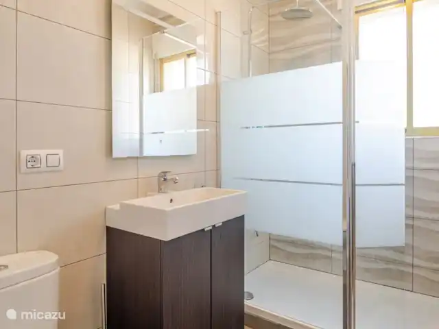 Badkamer 2 bij slaapkamer 2.